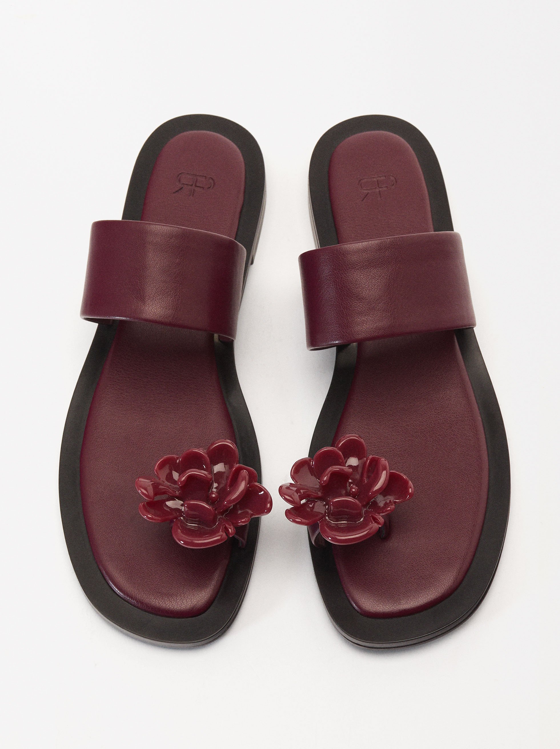 Flat Sandals With Flower image number 1.0