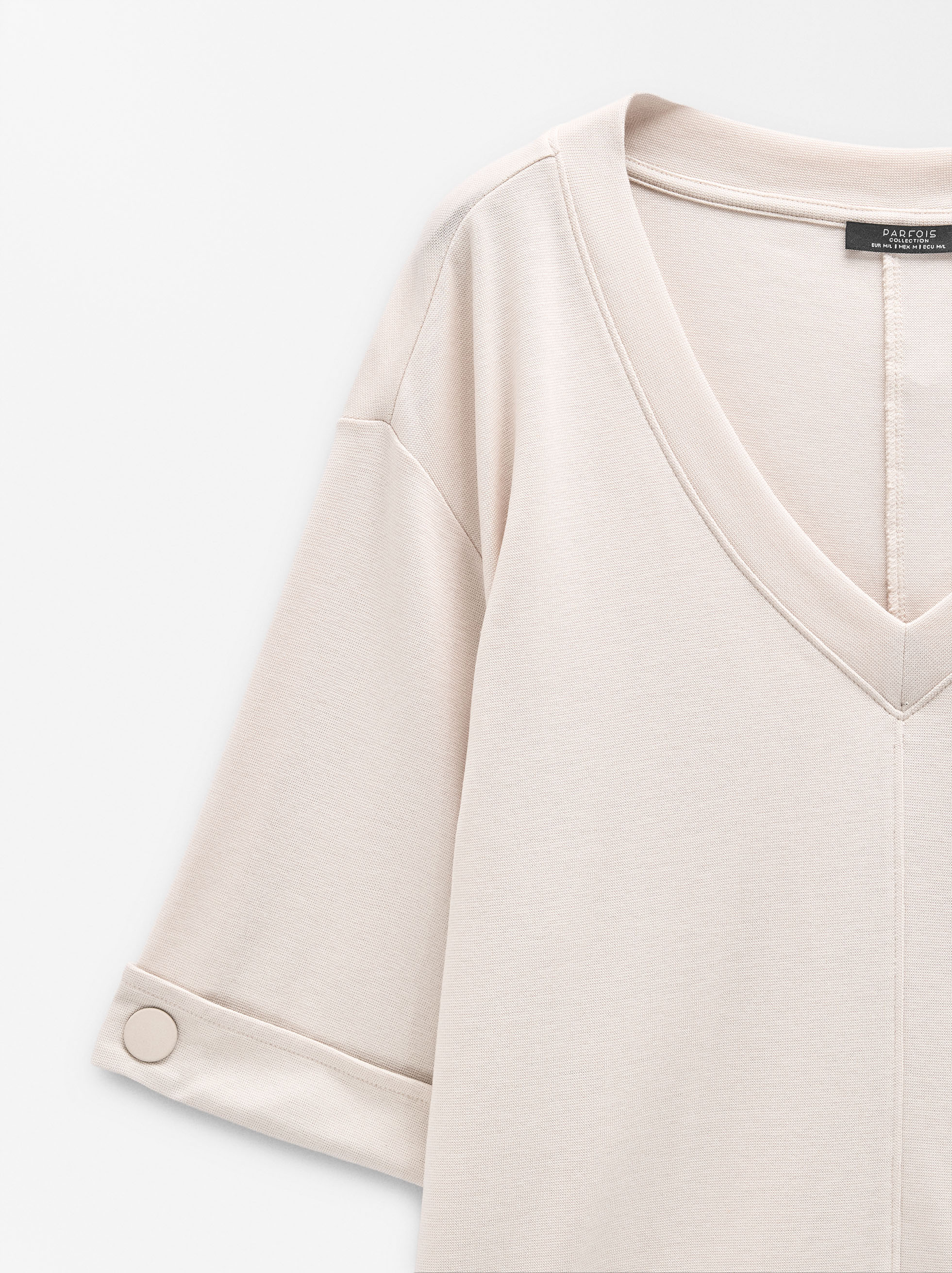 T-shirt with V-neck image number 5.0