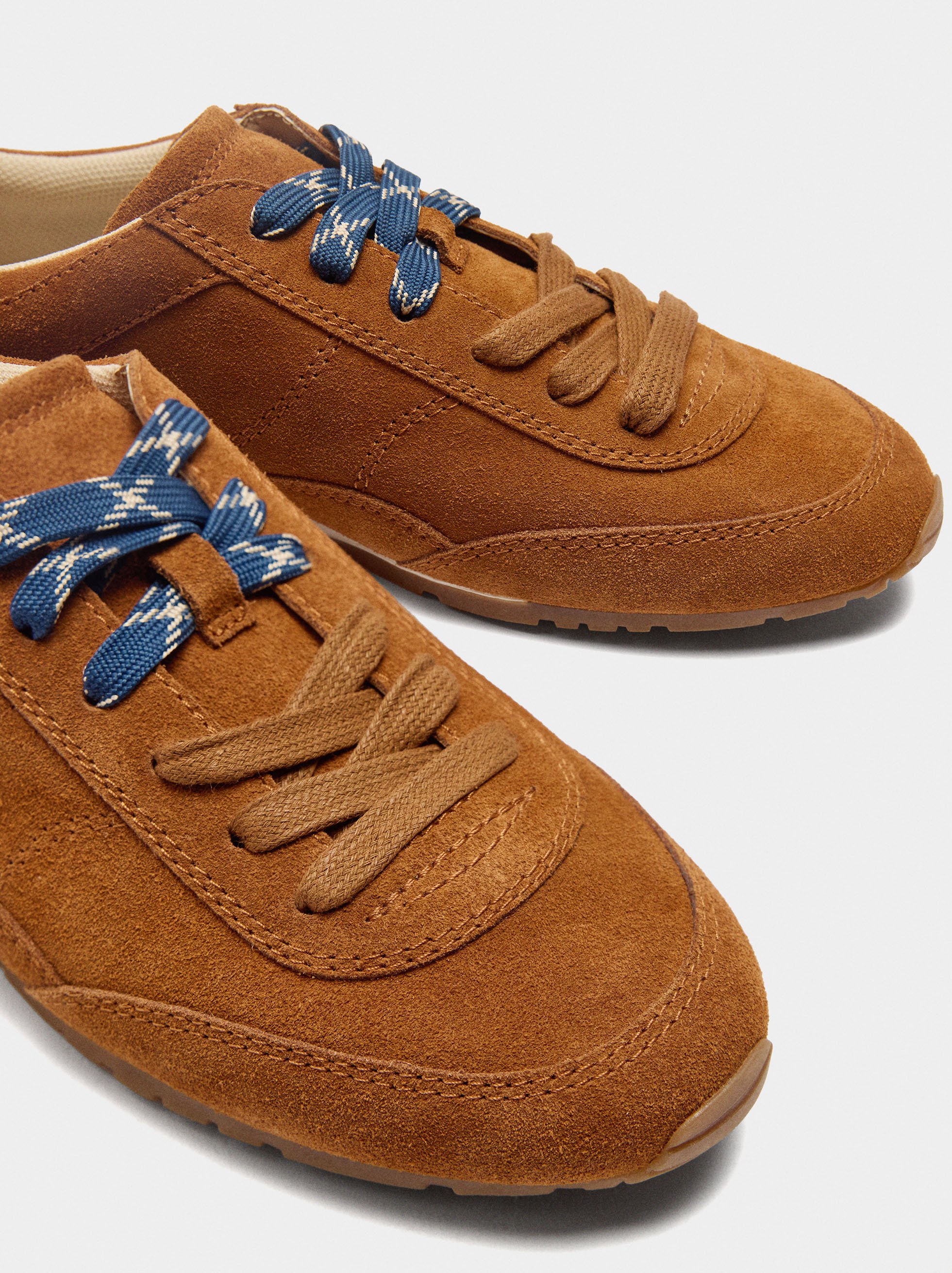 Sneakers with monochromatic leather image number 4.0