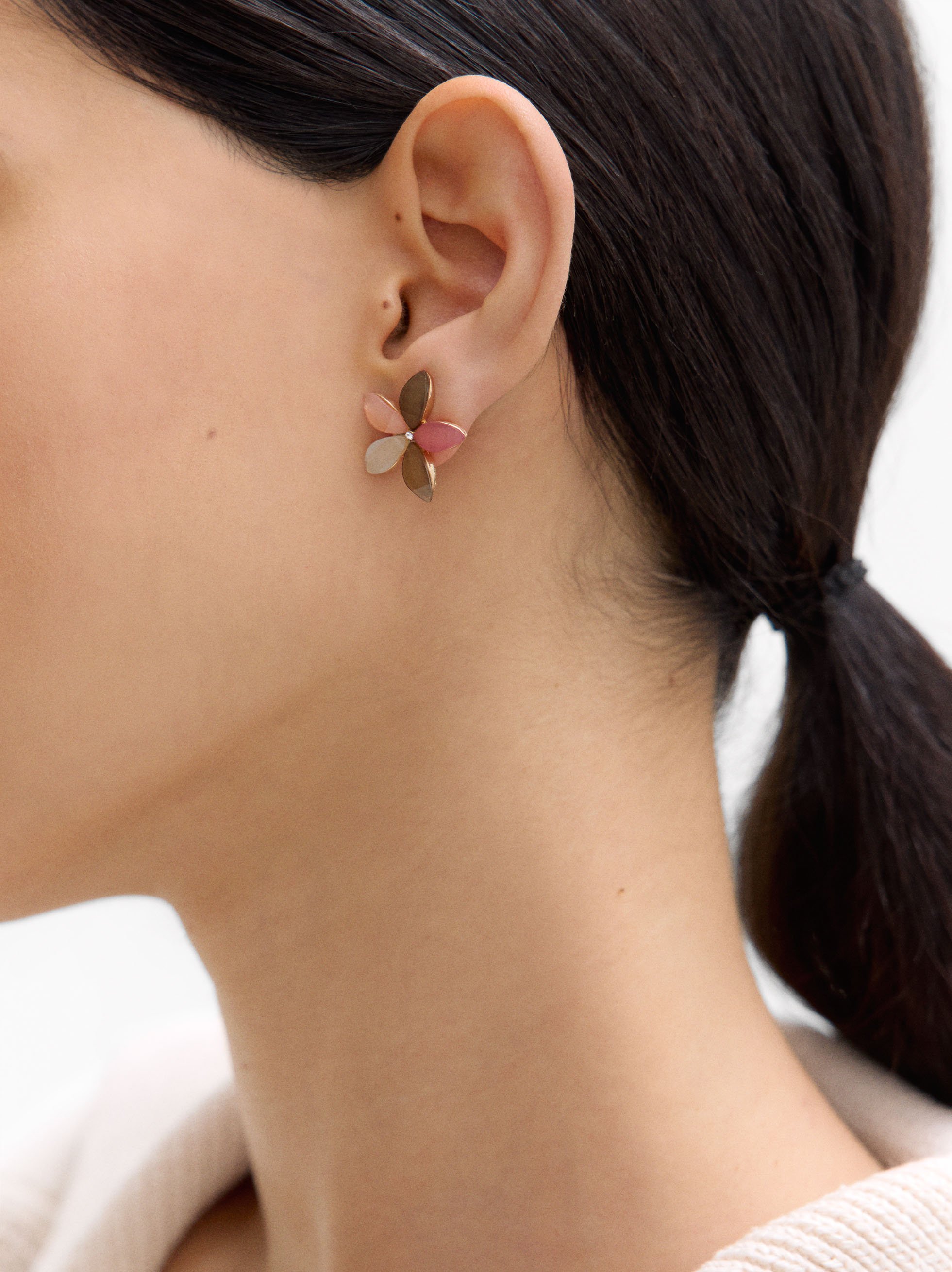 Flower earrings with resin image number 1.0