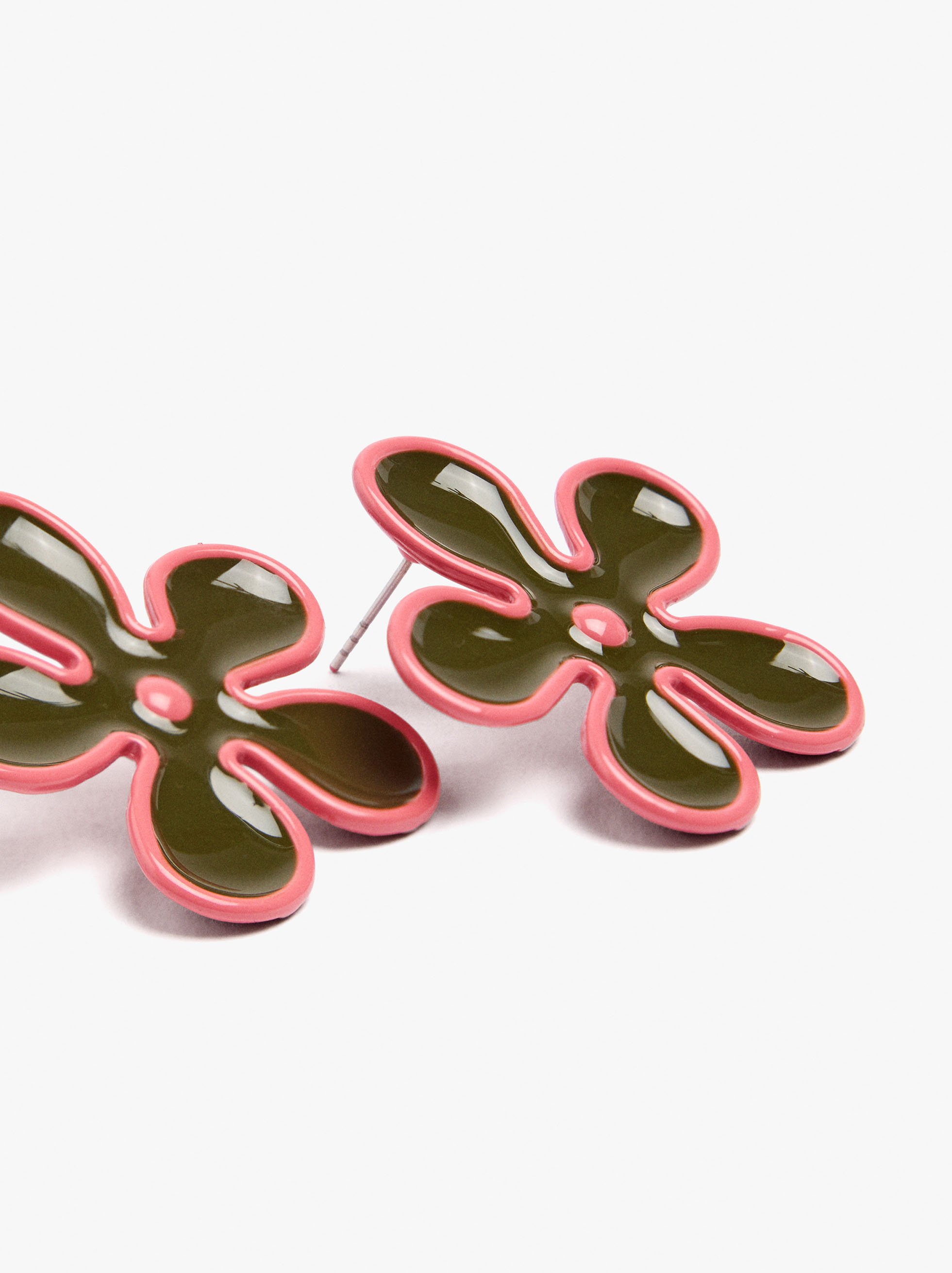 Ohrringe mit Blume aus Emaille image number 1.0