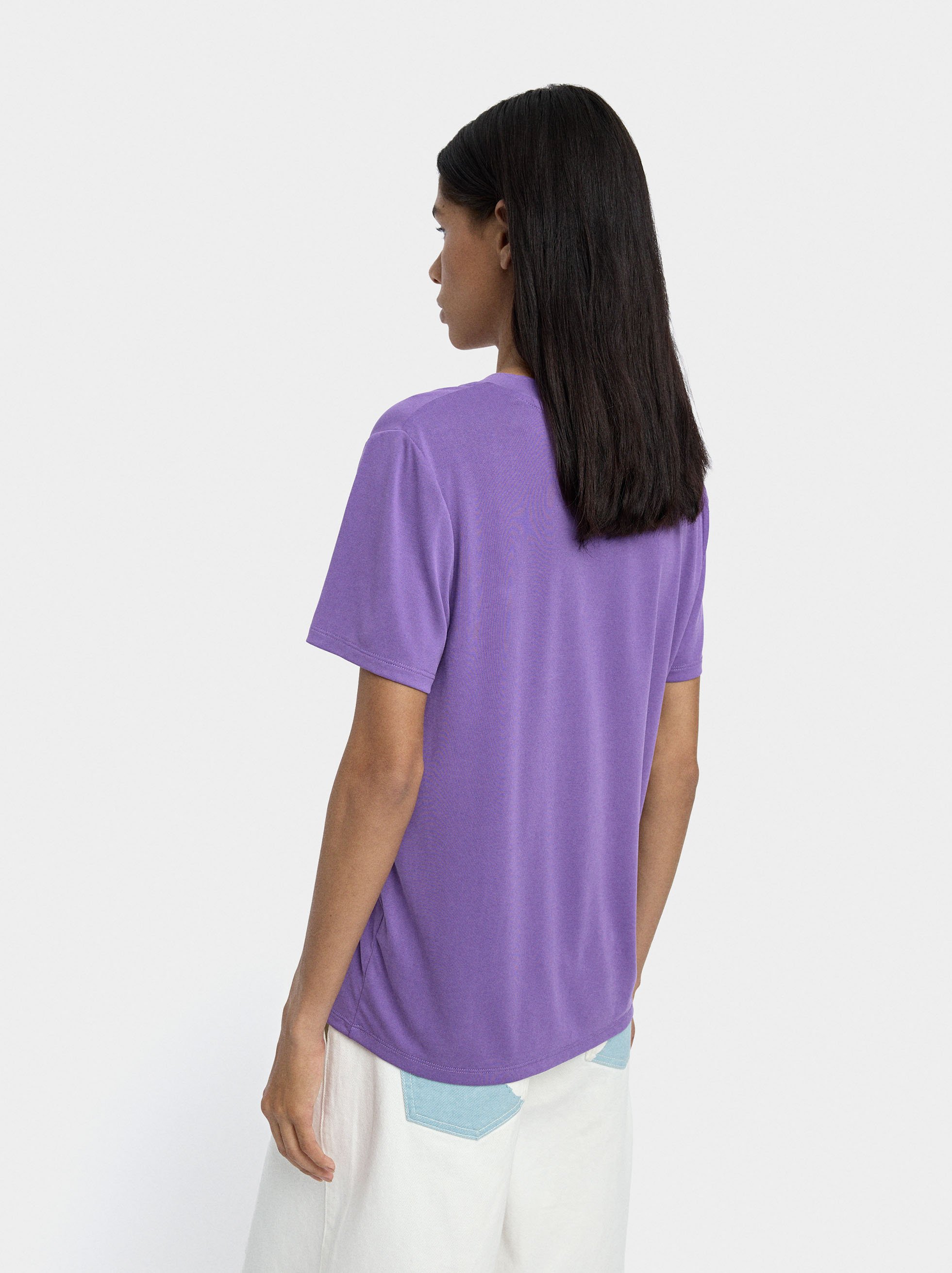 Camiseta básica cuello pico image number 3.0