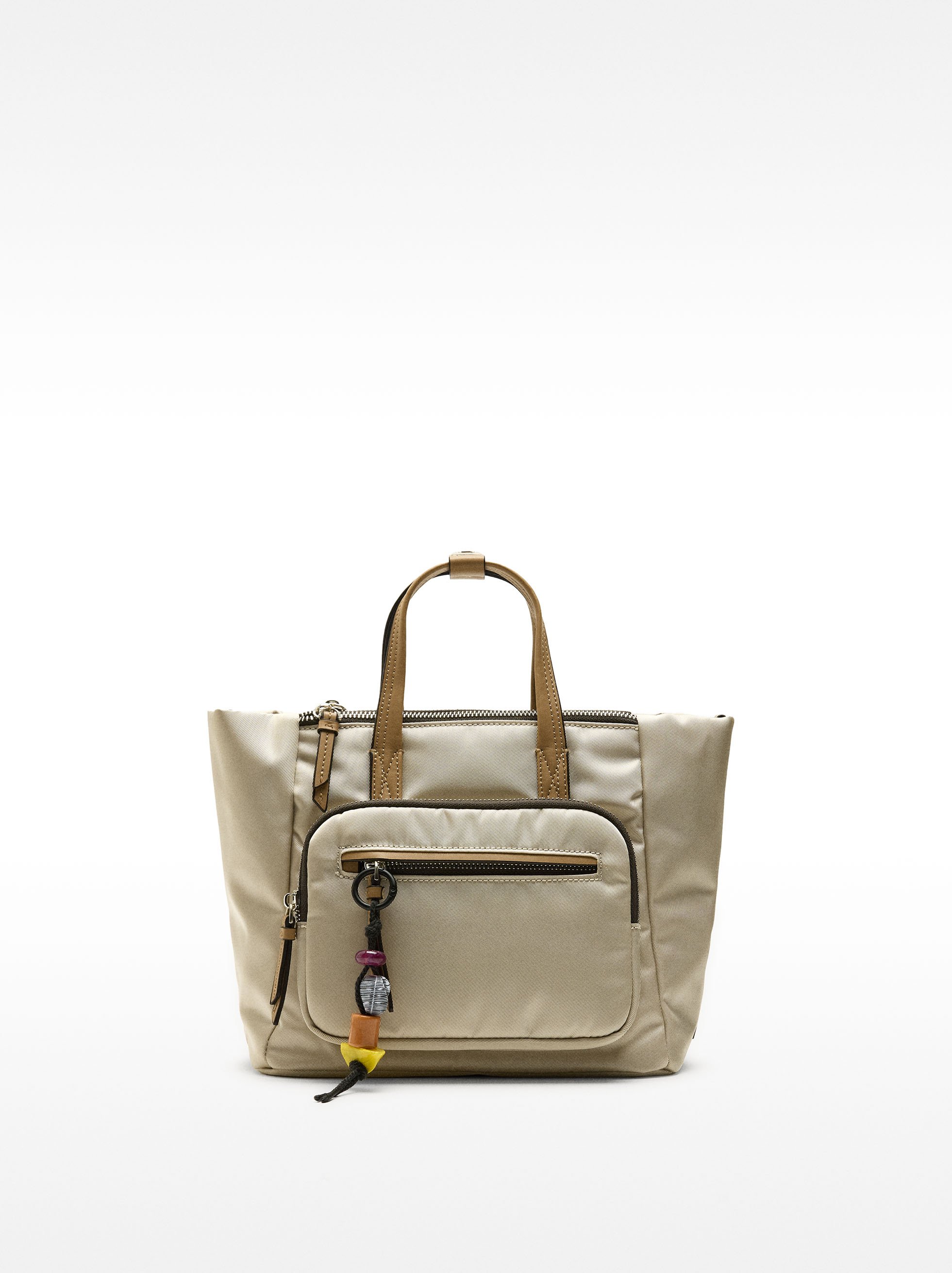 Bolso tote de nylon con colgante image number 0.0