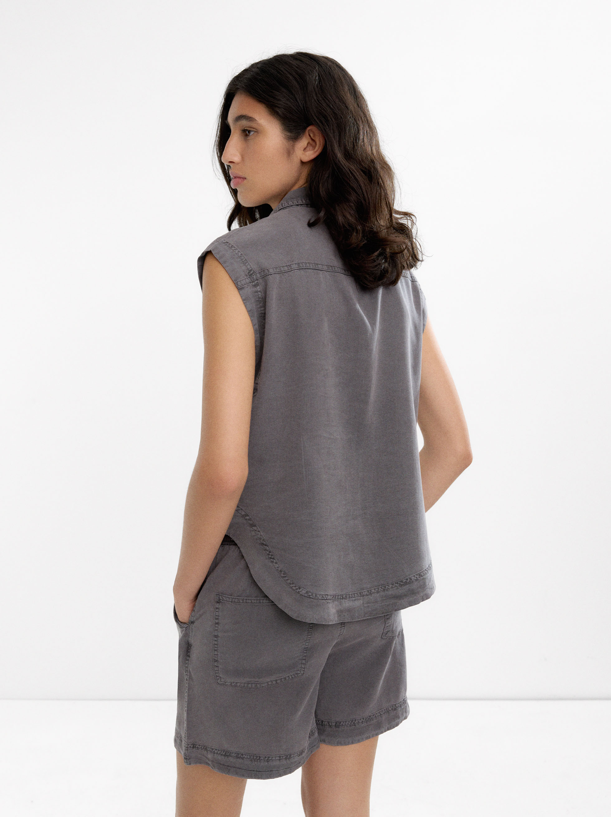 Sleeveless 100% lyocell shirt