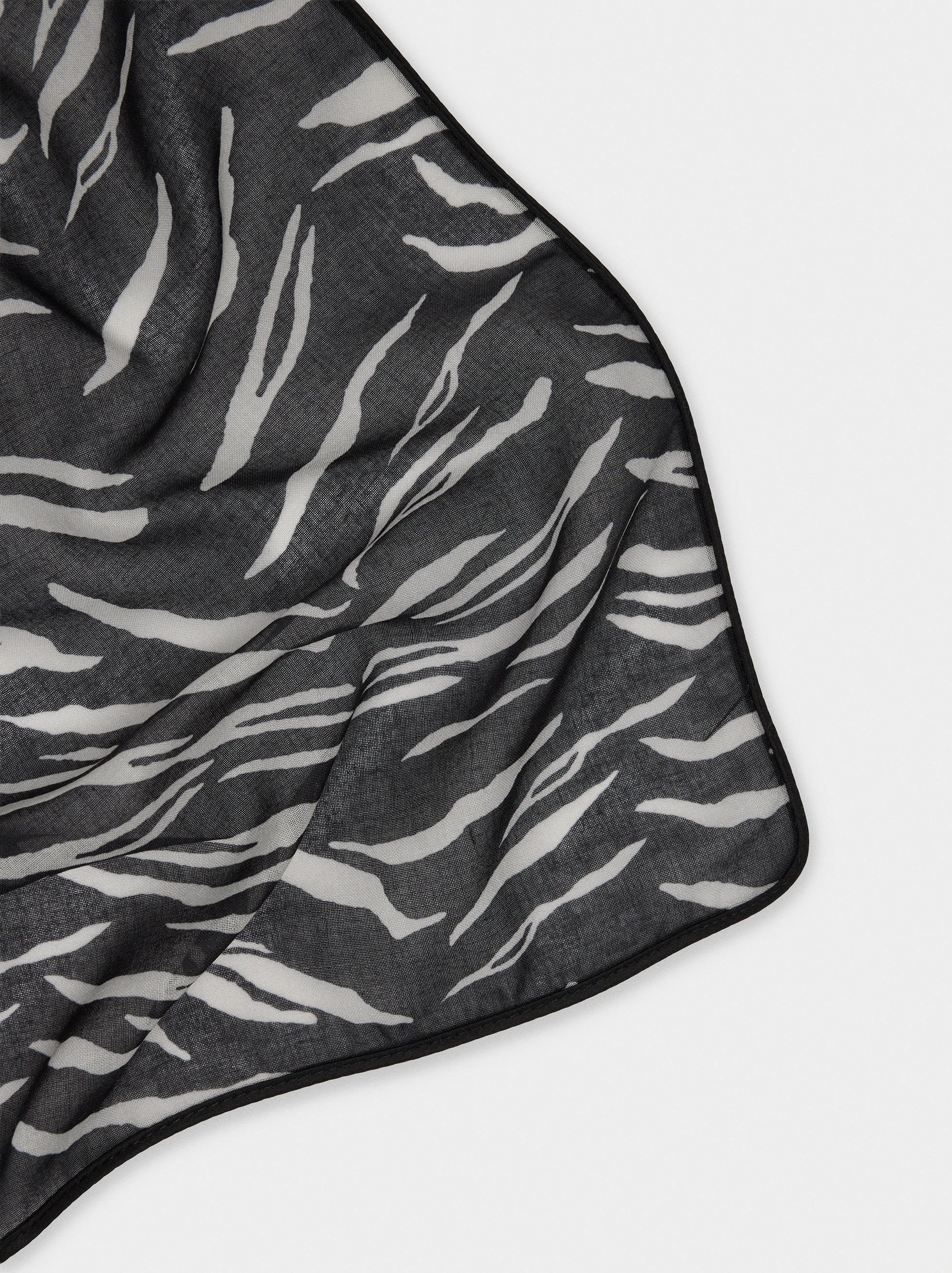 Foulard multifonctionnel imprimé animal image number 1.0