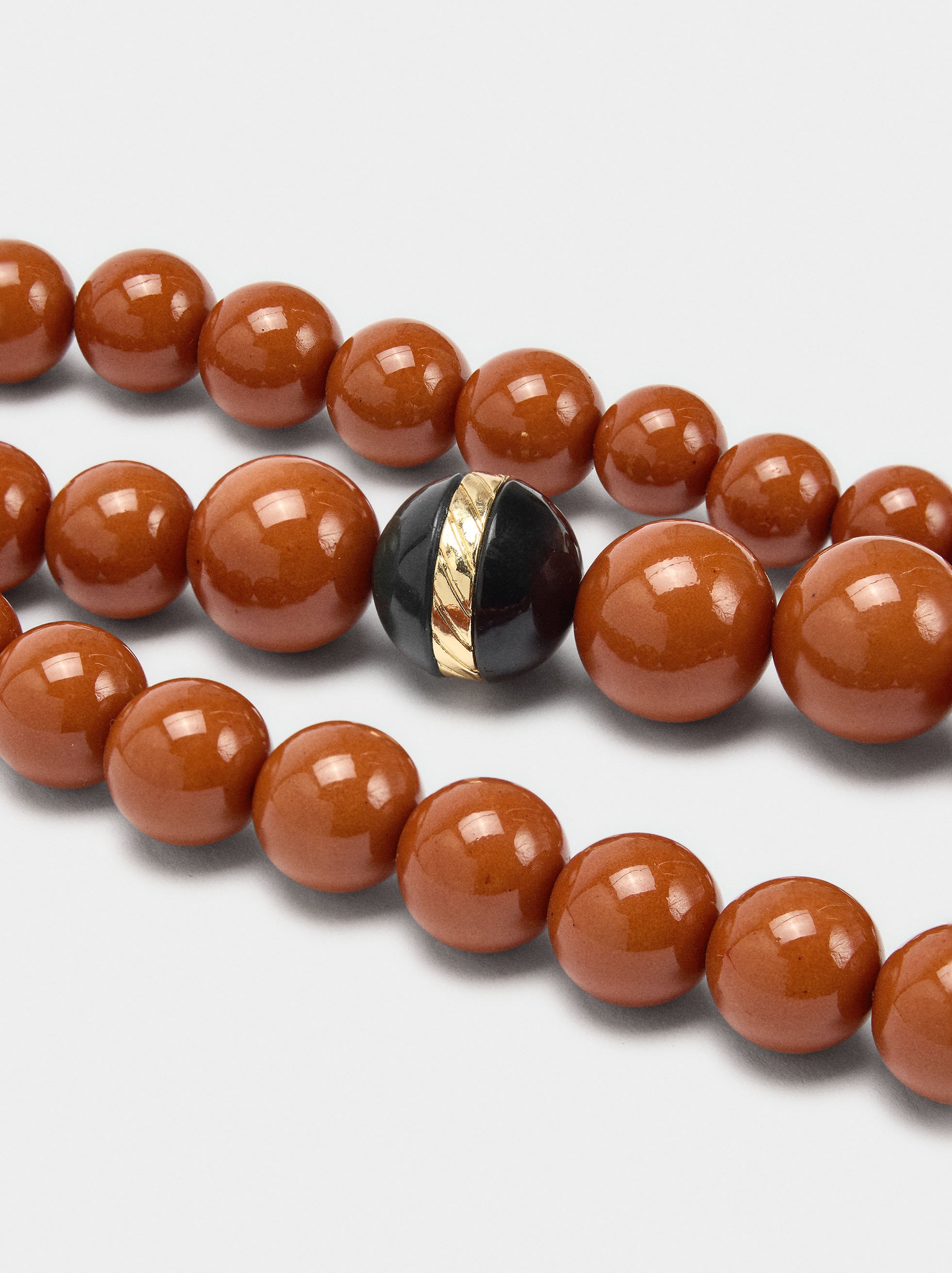 Long necklace with resin beads image number 2.0